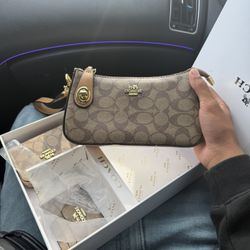 Coach Wristlet / Mini Bag – New 💼