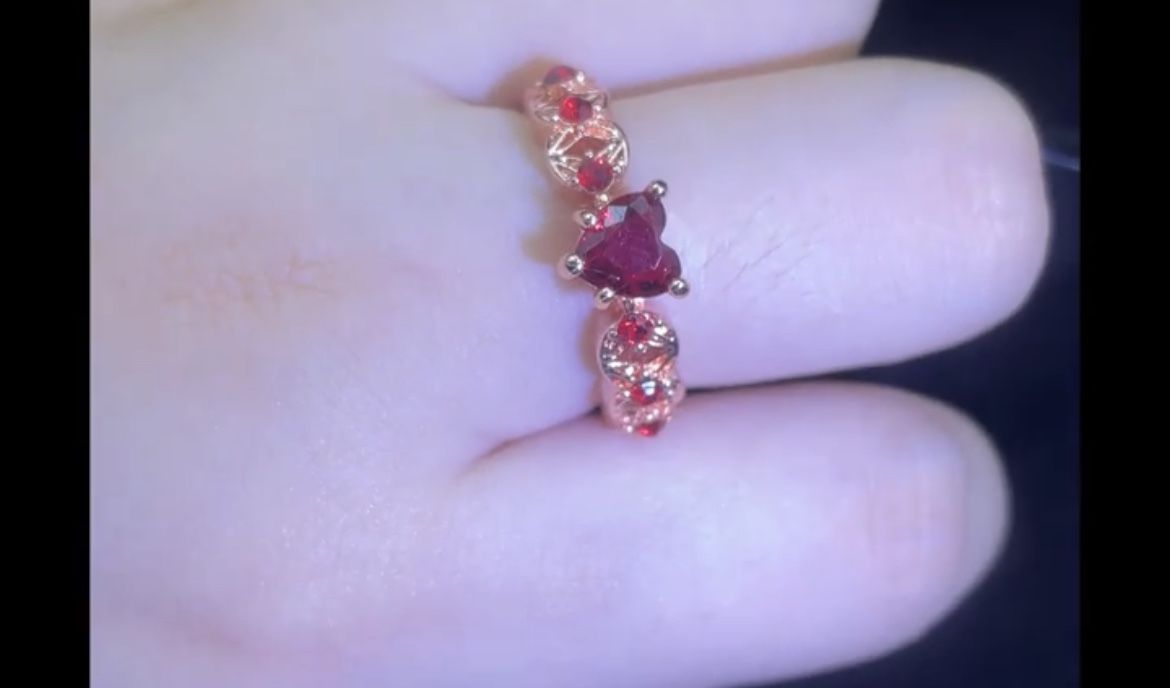 Delicate Love Red Heart Inlaid Zircon Ring