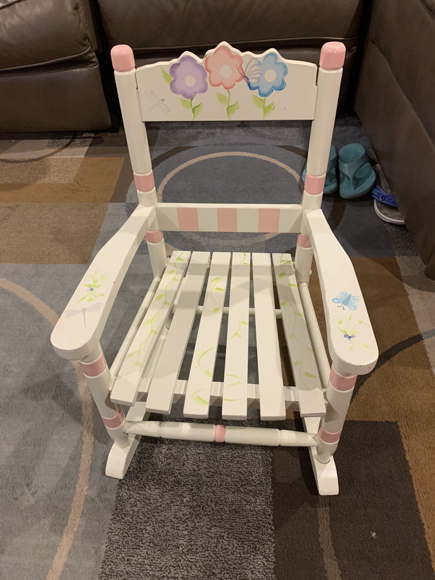 Adorable rocking chair for toddler