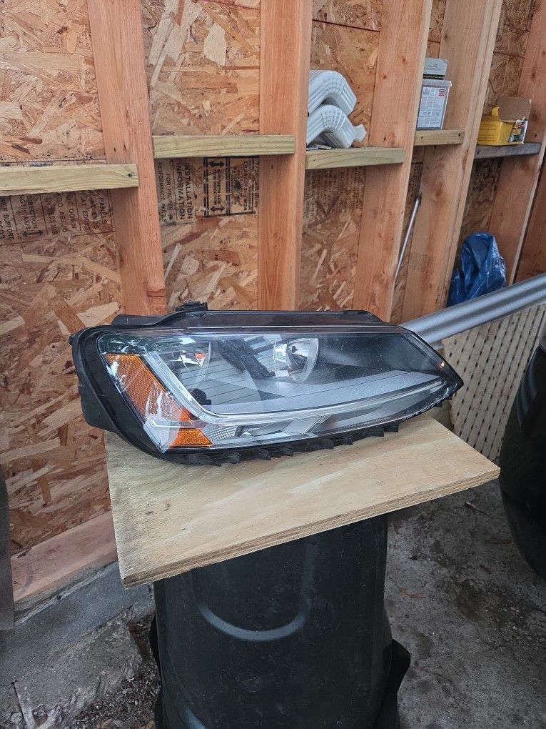 Left Side Headlight For A 2017 Volkswagen  Jetta