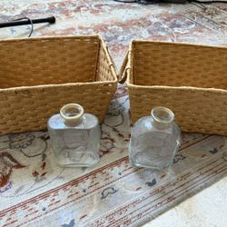 2 Baskets And 2 Flower Vases $5 