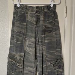 Women's Camo Cargo Pants size - M