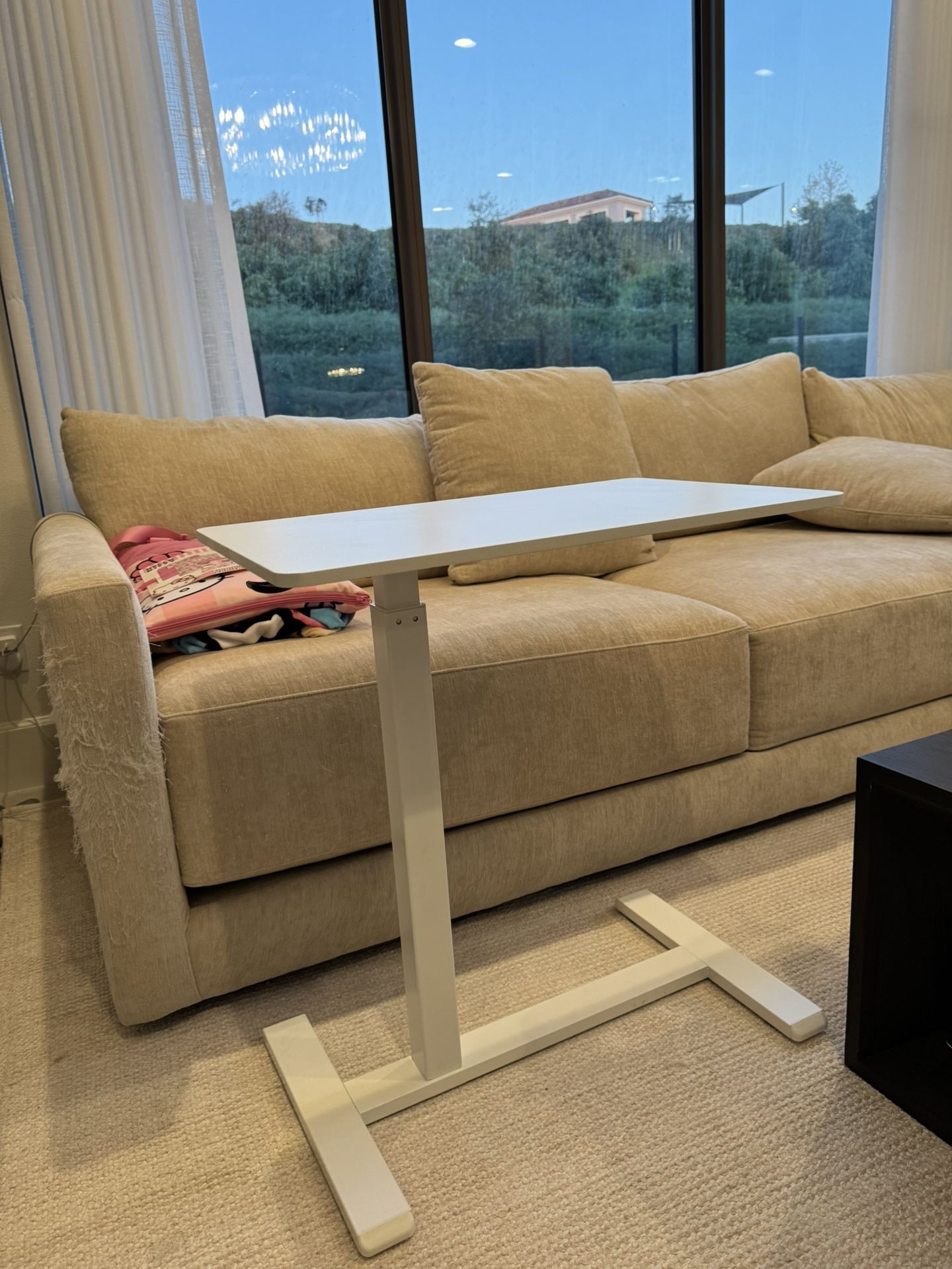 Mobile adjustable desk with hidden wheels