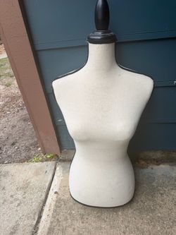 Mannequin missing the stand