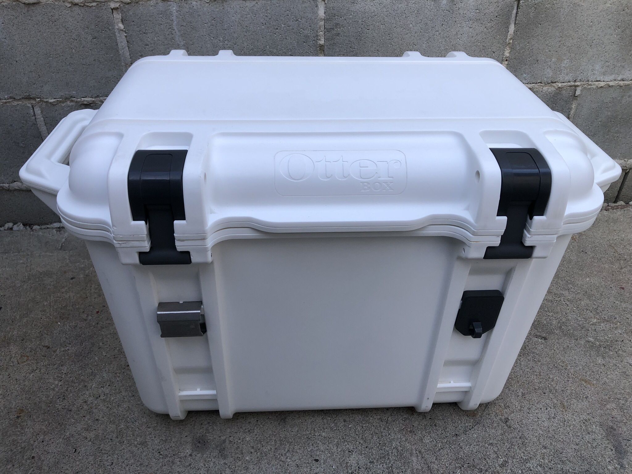 OtterBox Venture Cooler Double Insulated Rugged Handles Bottle Opener. In excellent condition. $140 firm