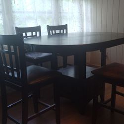 Beautiful Table With 4 Chairs. 