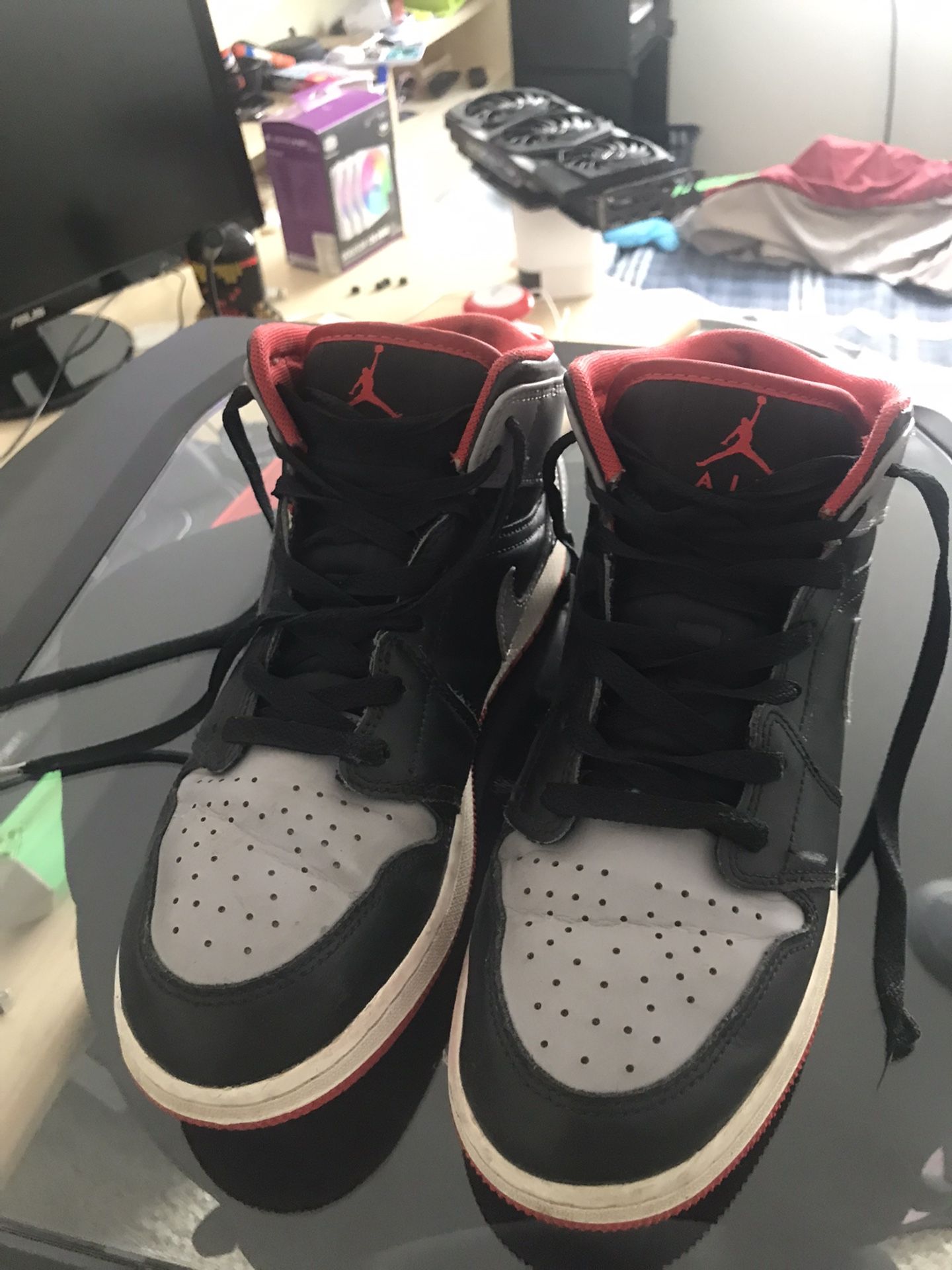 Jordan 1 Smokes With Red Outline