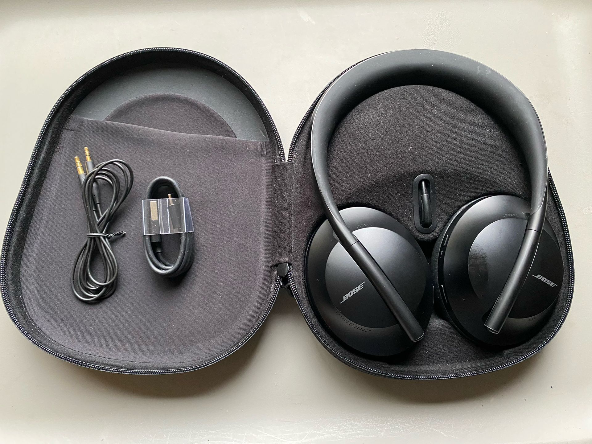 Bose Headphones 700 Wireless Noise Canceling With Charging Case 