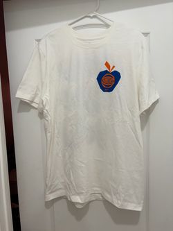Sizes L & XL | EXCLUSIVE New York Knicks White Apple Tee | SOLD IN NIKE X KNICKS TRUCK