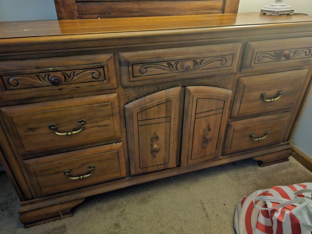 Dresser/w mirror