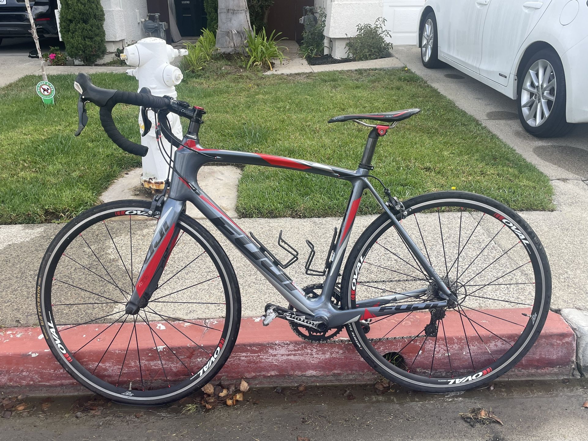 2011 Fuji fc 330 carbon frame road bike + wahoo kickersnap training machine