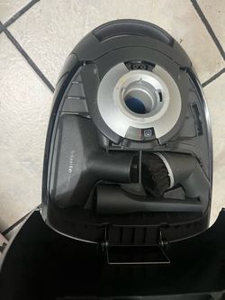 Canister vacuum cleaner