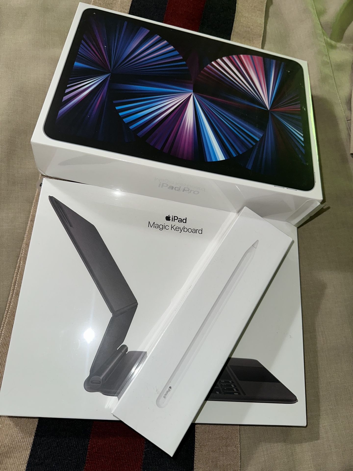 Apple iPad Pro 11 in 256gb Silver 5G Cellular + Wifi iOS 15.1 I