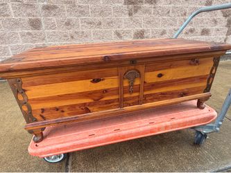 Caswell- Runyon co Cedar Chest