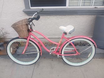 Women's 26" Huffy Cranbrook beach cruiser with basket