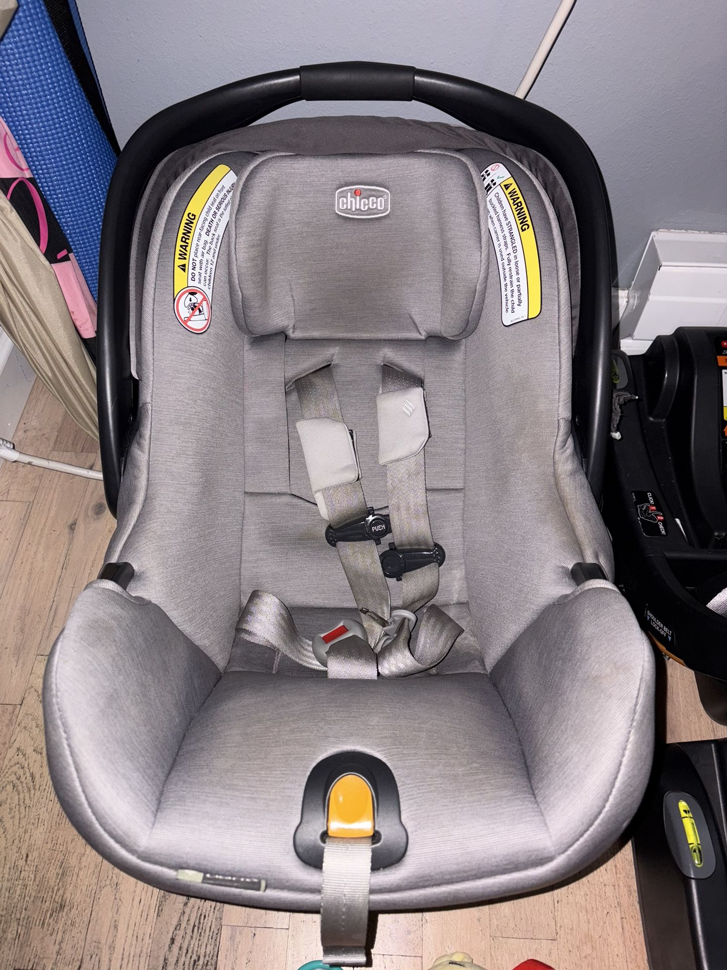 Chicco KeyFit 35 & TWO bases