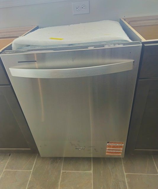 Whirlpool Brand New Unused !!
24 in. Built-In Tall Tub Dishwasher with manufacturing warranty!!