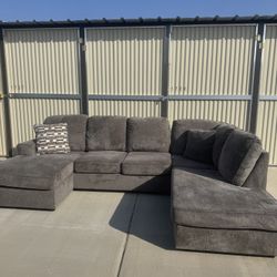 SECTIONAL LIKE NEW $550