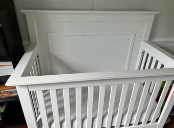 White 4 in 1  crib with mattress