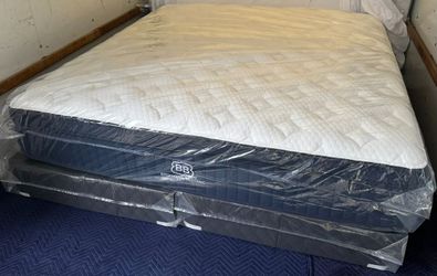 Like New! Brooklyn Bedding Aurora Luxe King Mattress - Delivery Available