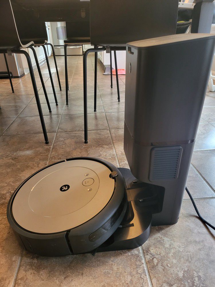 iRobot i1 Robot Vacuum w/ Self-emptying Base