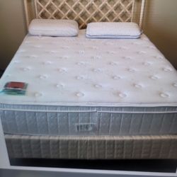 Complete Queen Bed Excellent Condition 