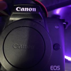 Canon EOS M50 mirrorless 