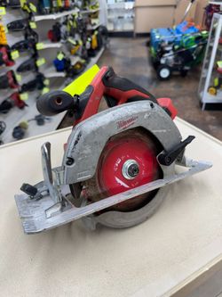 MILWAUKEE M18 18V CORDLESS 6-1/2 IN. CIRCULAR SAW USED