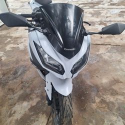 kawasaki moto nesesita arreglo el motor  papeles en mano