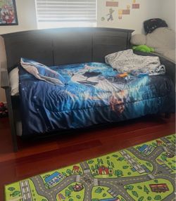 Sturdy Dark Wood Daybed with Pull-Out Trundle (Two Twin Beds)