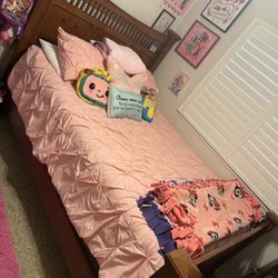 Queen Bed And Dresser/mirror Set