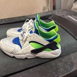Vintage Nike Air Huarache Size 11-no box they are used with only a little bit of signs of where they've been used for a treadmill, rug inside the home