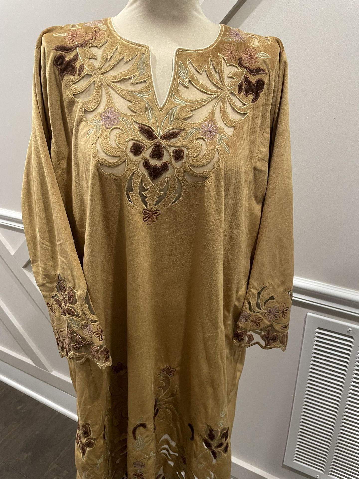 Embroidery Kashmiri Pheran 