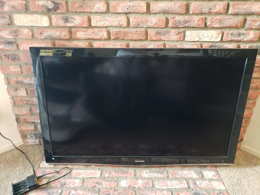*** Sharp Aquos LC-52D62U 52" LCD 1080P TV w/free TV Stand!***