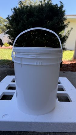 3-Gallon Food Buckets with Lids – Used, Good Condition (Set of 25)