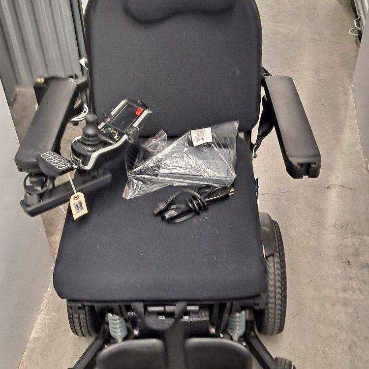 QUANTUM EDGE 2.0 wheelchair Like NEW 