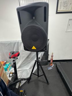 Behringer 215d Eurolive speaker with stand and xvive Bluetooth receiver
