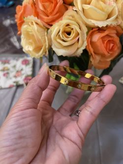Elegant Gold Bracelet with Floral Accents