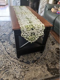 Coffee table living room 4fx2fx21” solid wood 🪵 no scratches