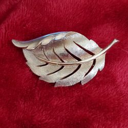 Vintage Crown Trifari Signed Leaf Brushed Goldtone  Brooch 