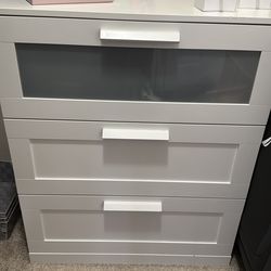 2 chest of drawers with 3 large drawers