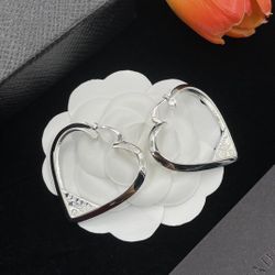 A simple and versatile women's earrings