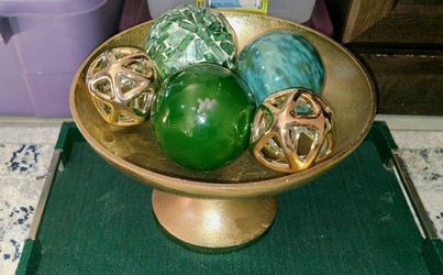 Spheres in bowl on tray