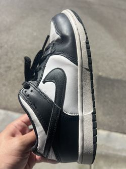 Boy size 2.5y nike dunk panda