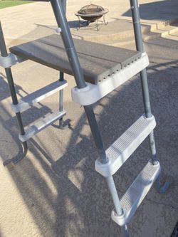 Above ground pool ladder