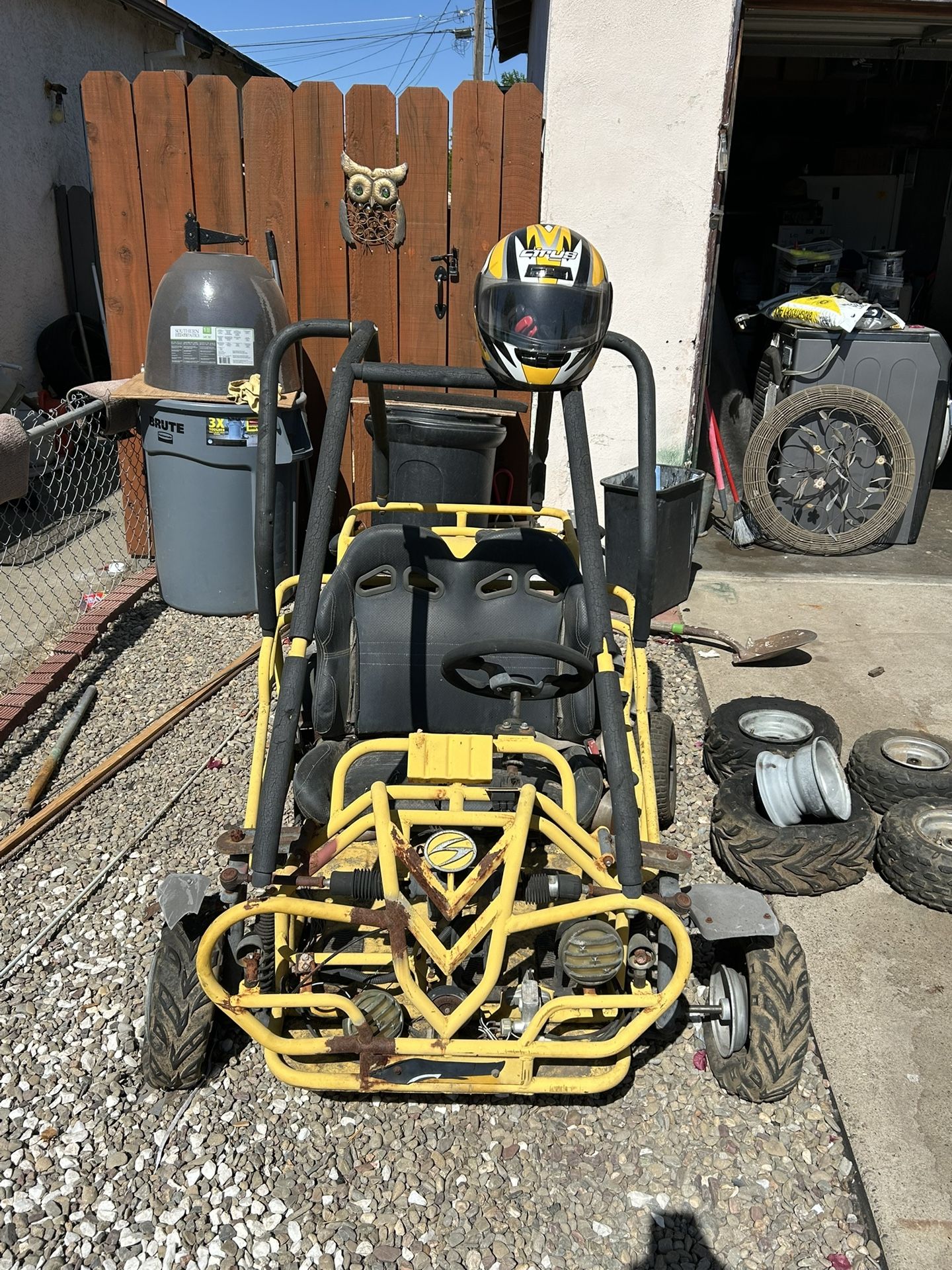 Gocarkt with extra tires and helmet