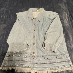 Vintage Allison Daley Women’s Lightweight Blue Denim Jacket 14P 100% Cotton Button Up w/Shoulder Pads, Embroidered Bottom & Fringe Hem