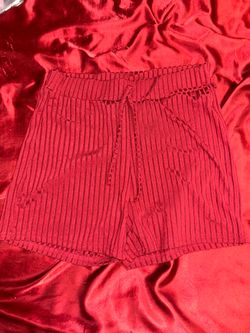 red lose shorts