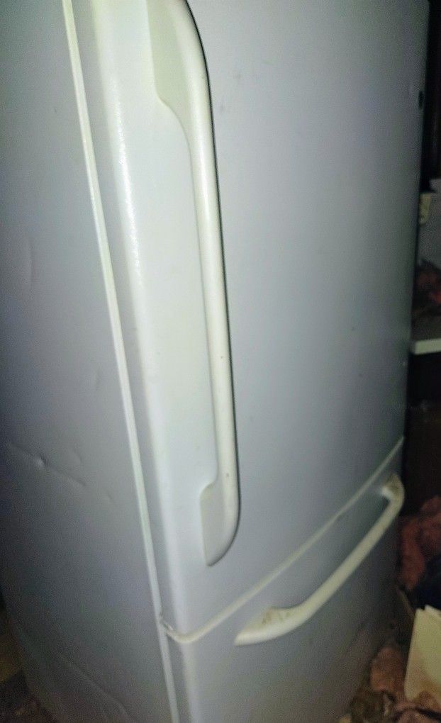 GE Refrigerator Freezer On bottom