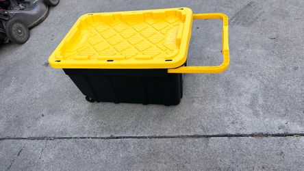 27 gallons rolling storage bin